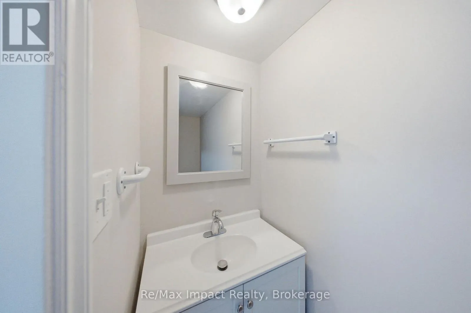 7 UNIVERSITY AVENUE E
