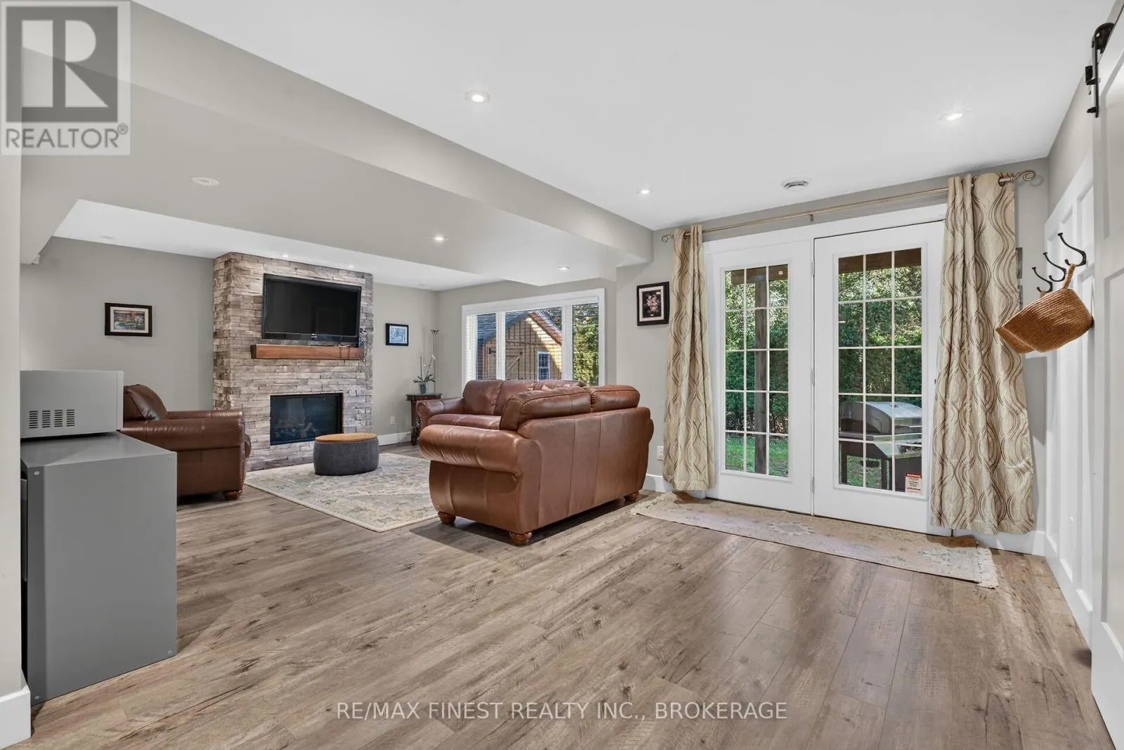 589 FIELDSTONE DRIVE