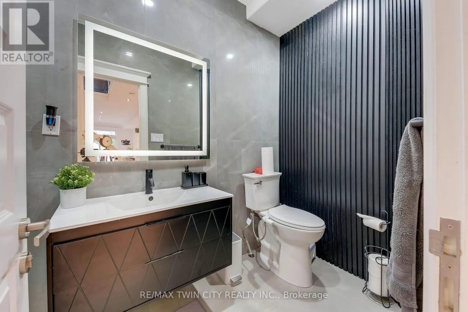 444 THOMAS SLEE DRIVE
