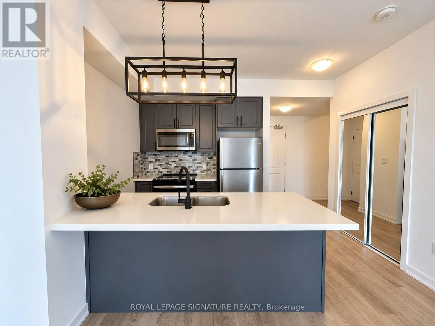 807 - 460 DUNDAS STREET E