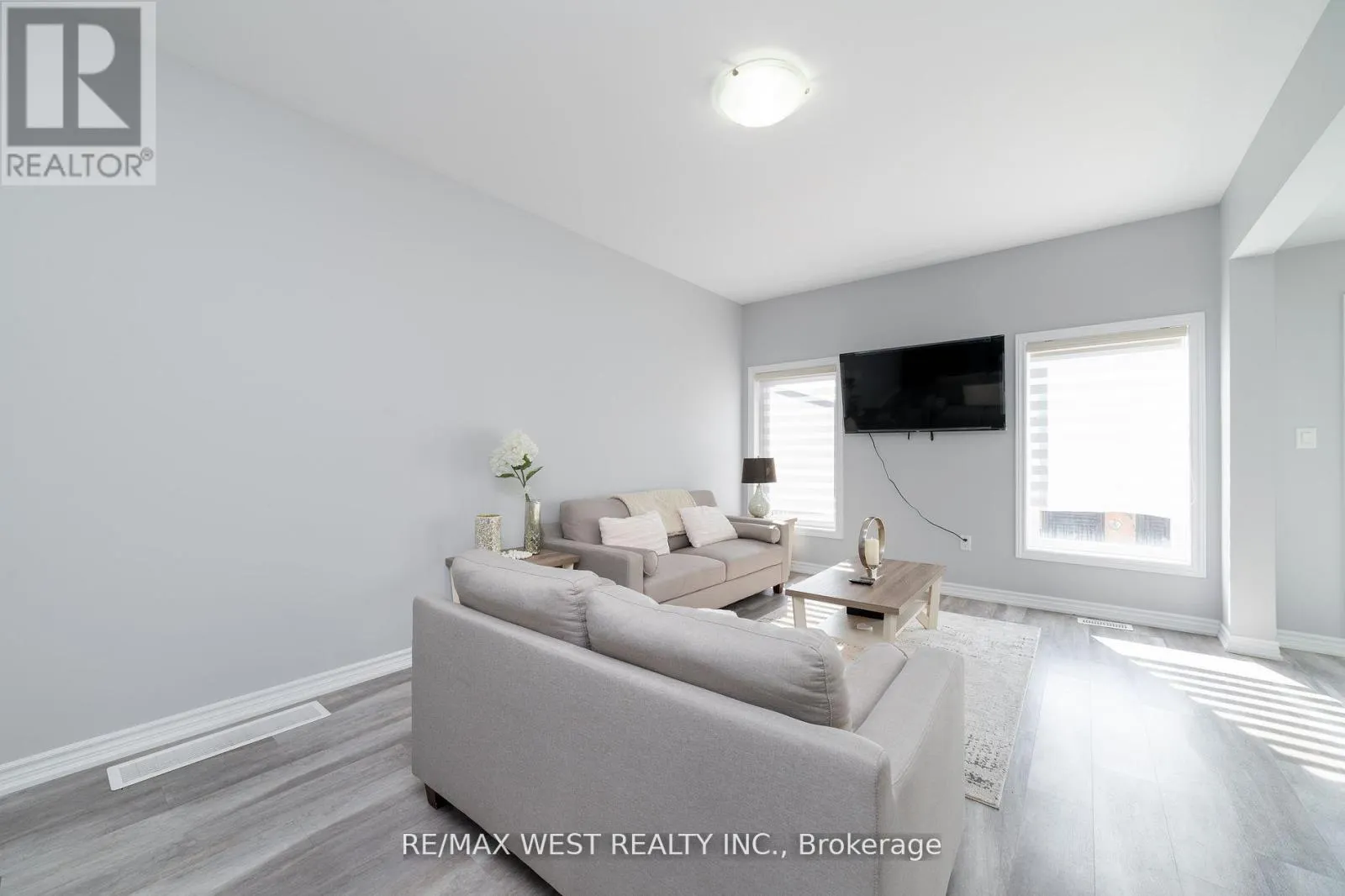 44 - 324 EQUESTRIAN WAY