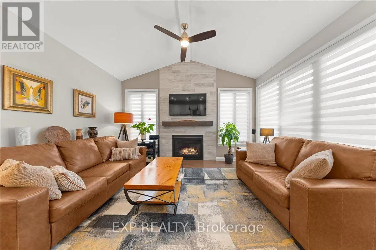 328 SERENADE CRESCENT