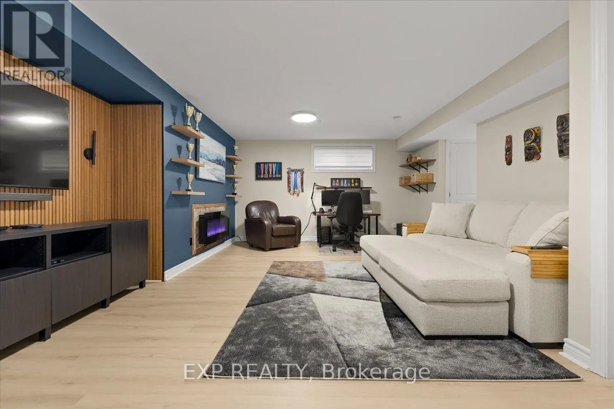 328 SERENADE CRESCENT