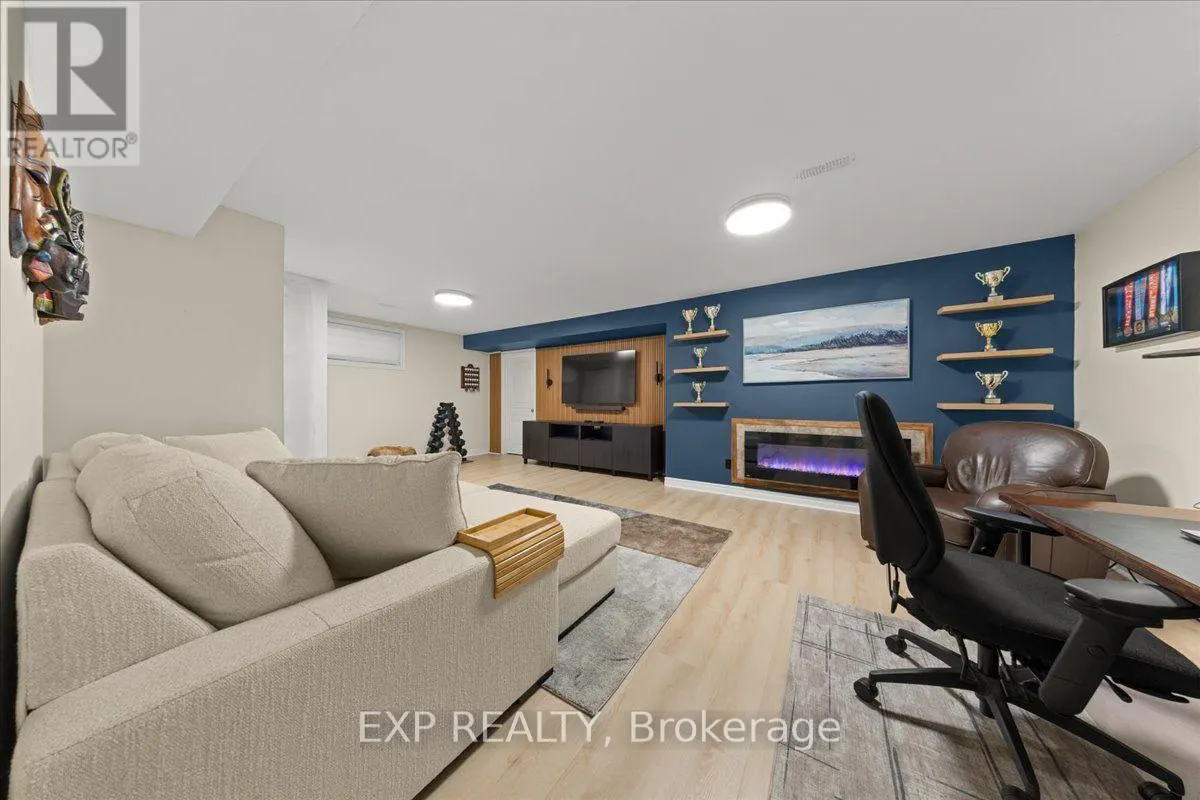 328 SERENADE CRESCENT