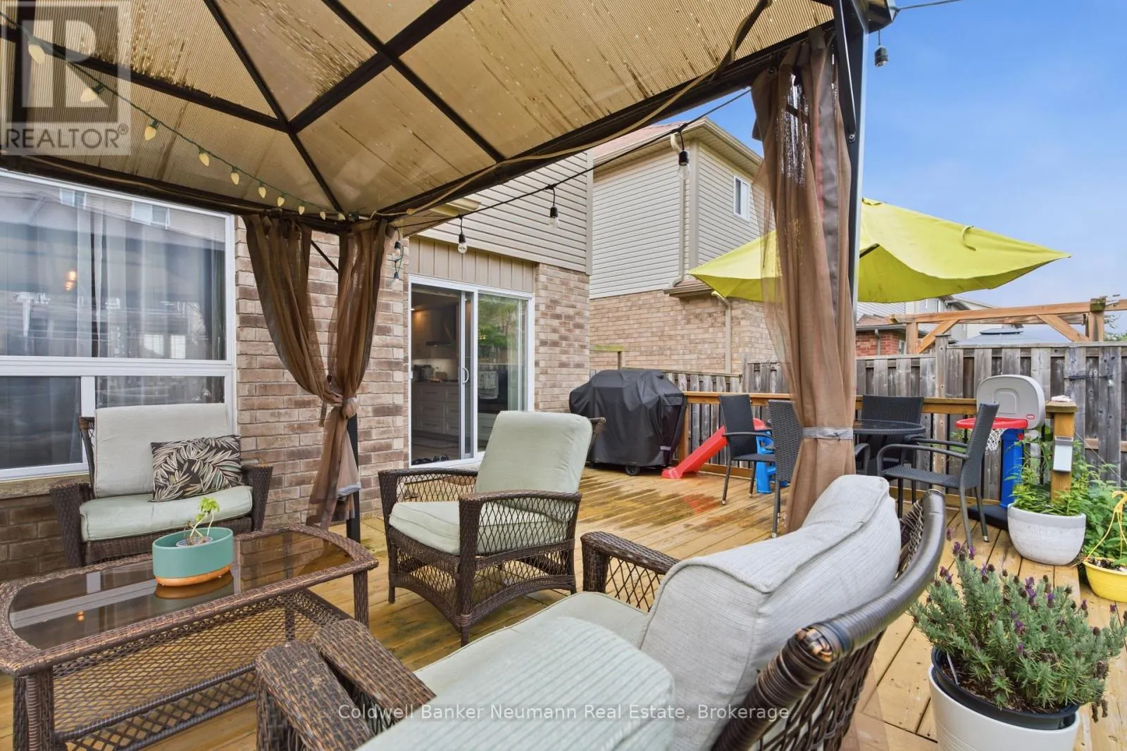 110 OAKES CRESCENT