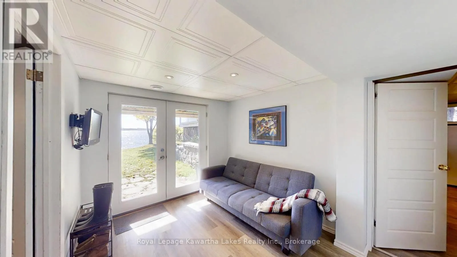 18 LAKEVIEW BOULEVARD