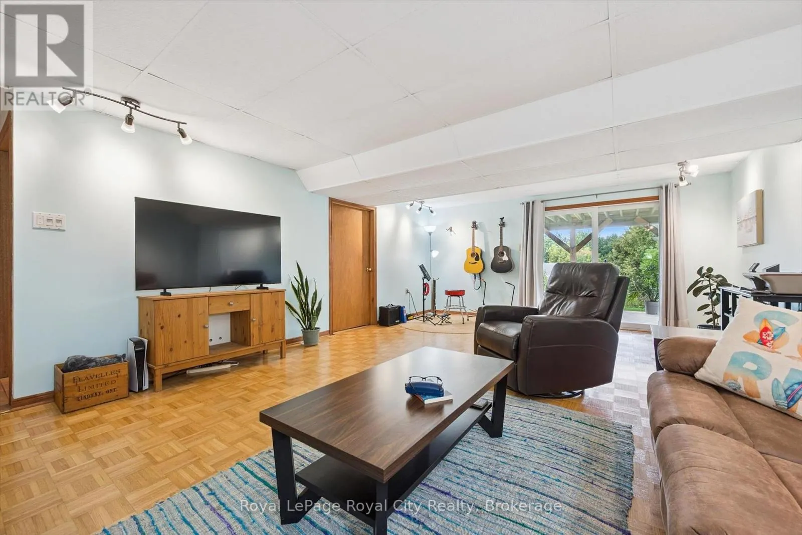 24 GREENWICH DRIVE