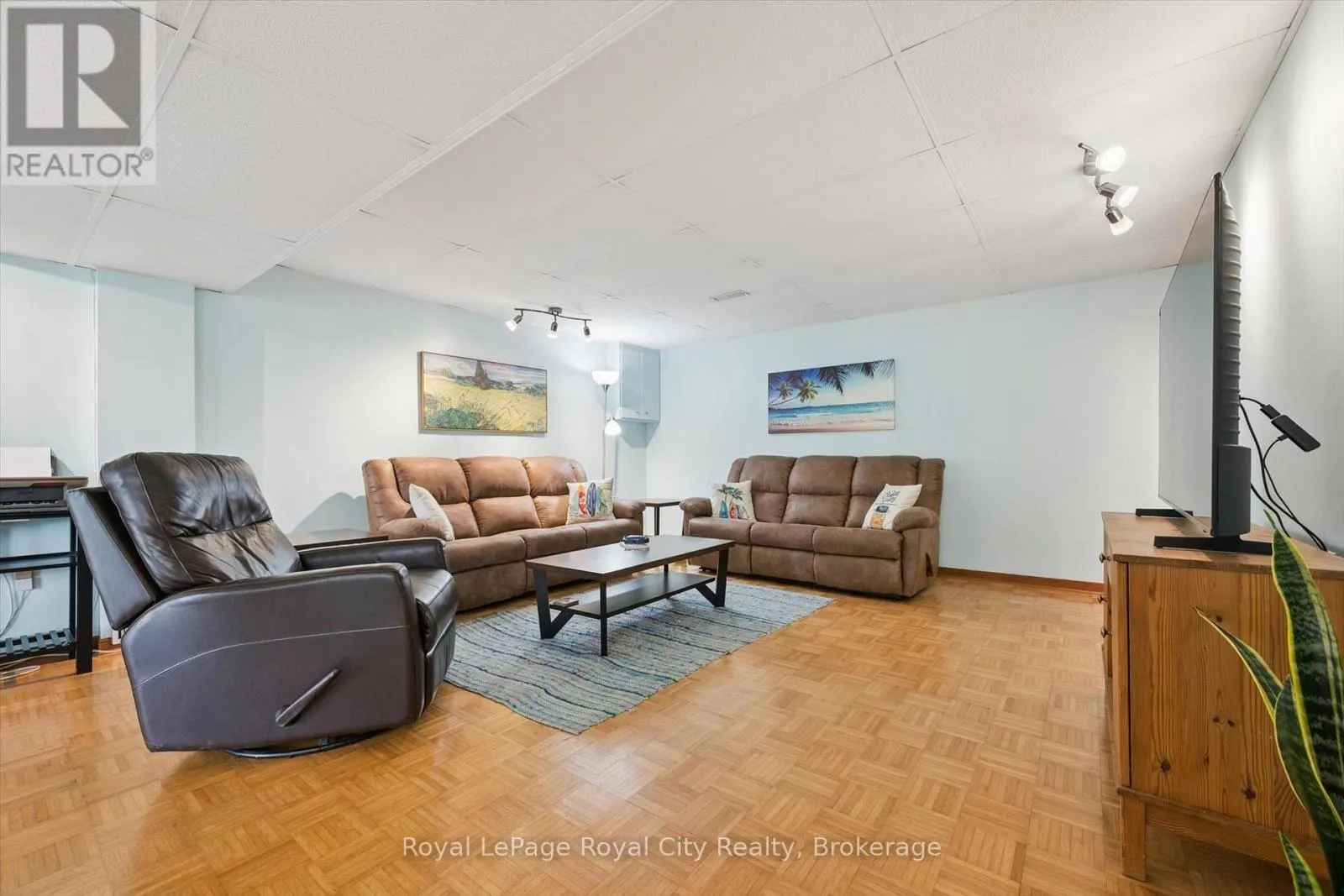 24 GREENWICH DRIVE