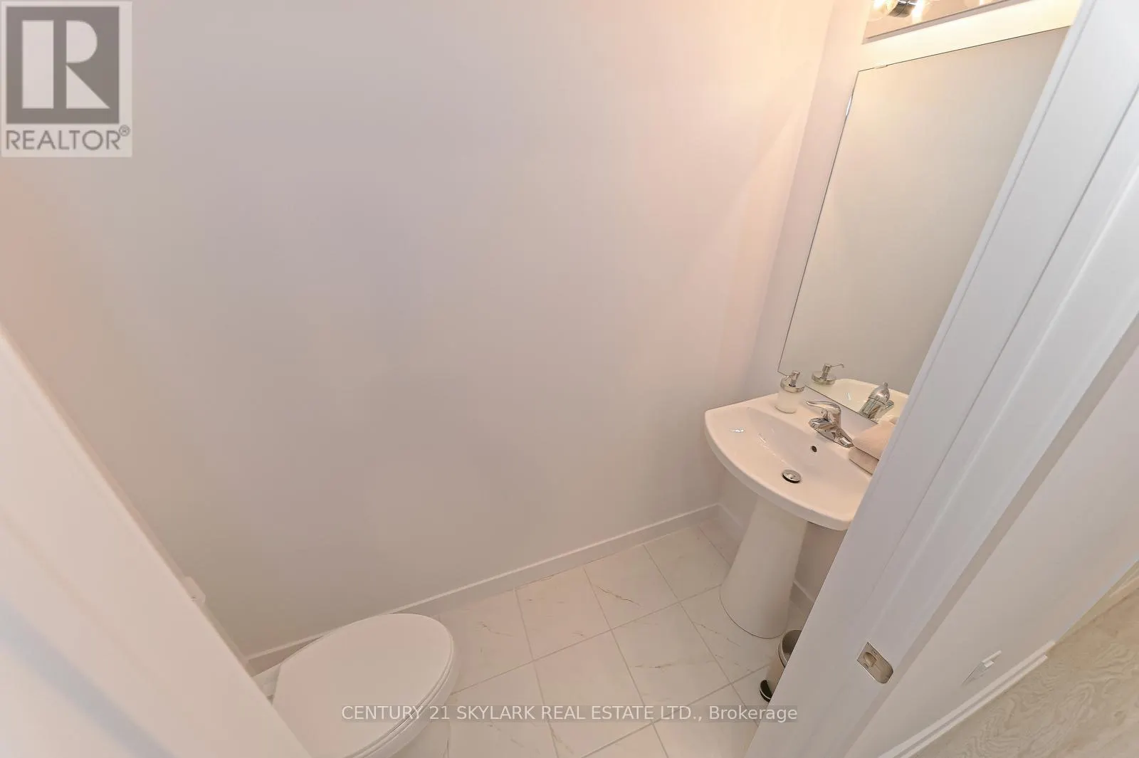 401 - 460 DUNDAS STREET E