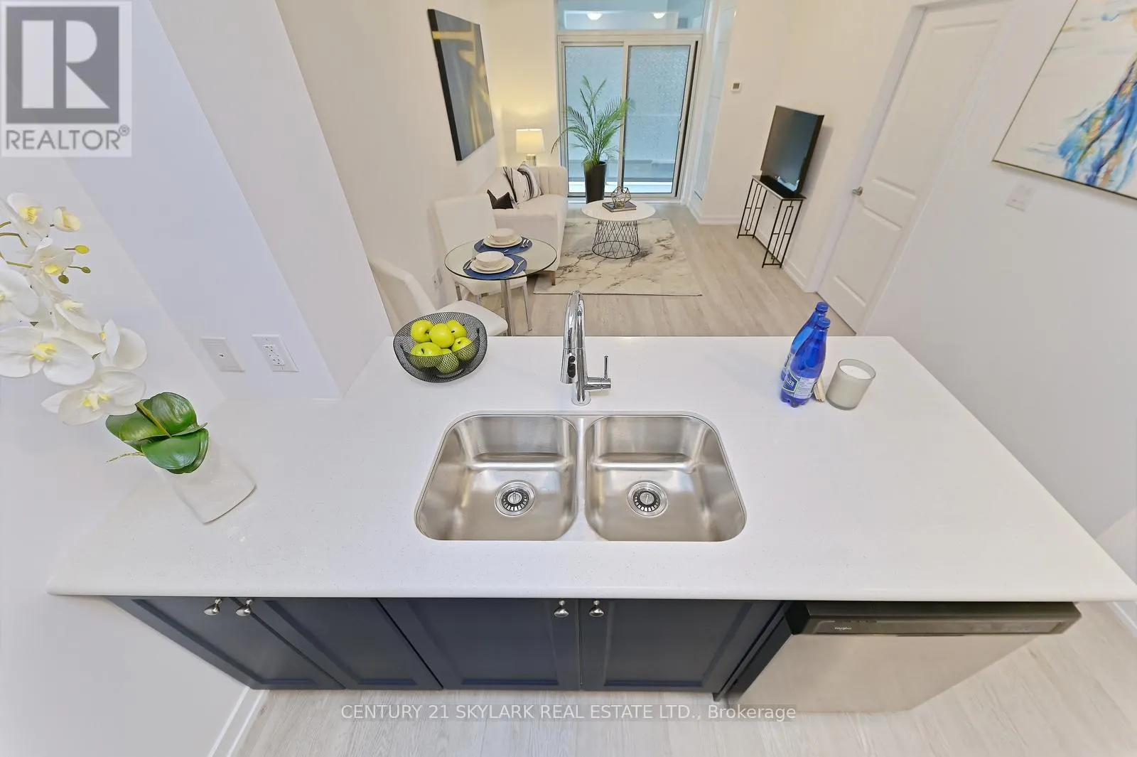 401 - 460 DUNDAS STREET E