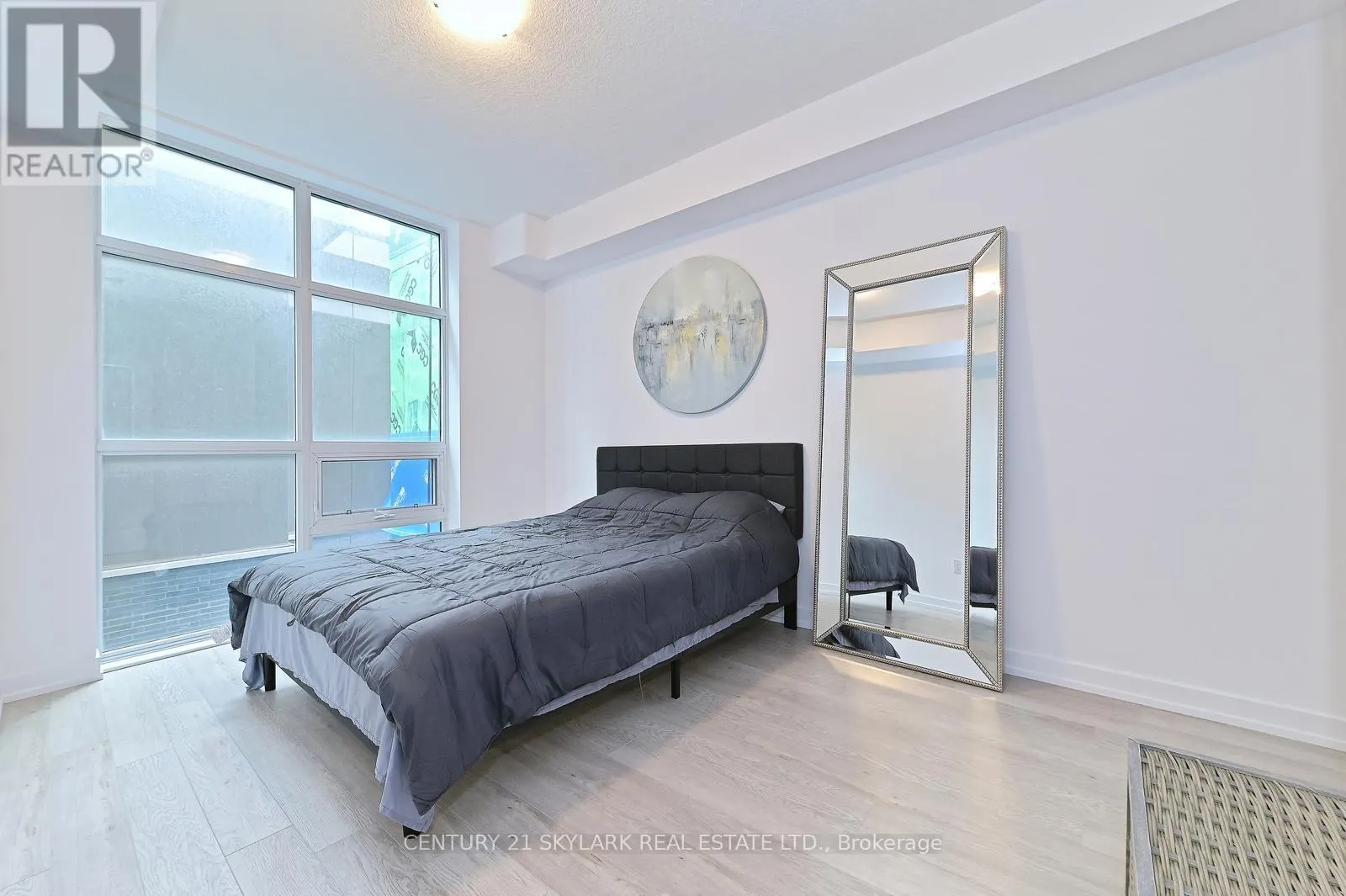 401 - 460 DUNDAS STREET E