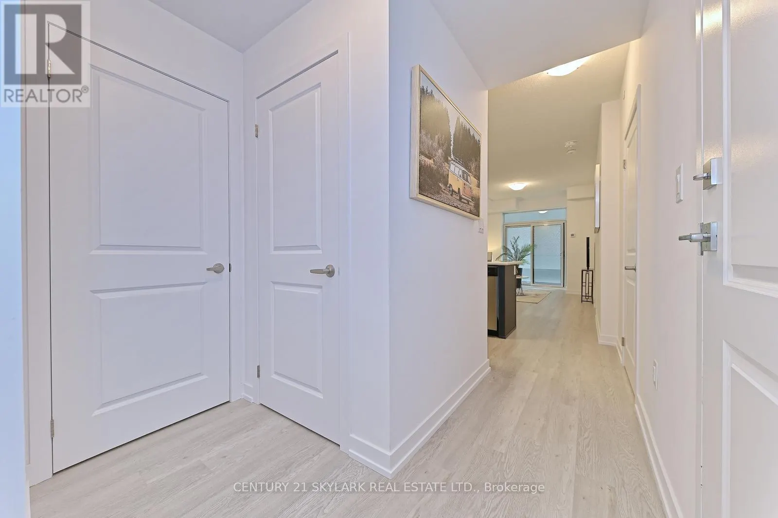 401 - 460 DUNDAS STREET E