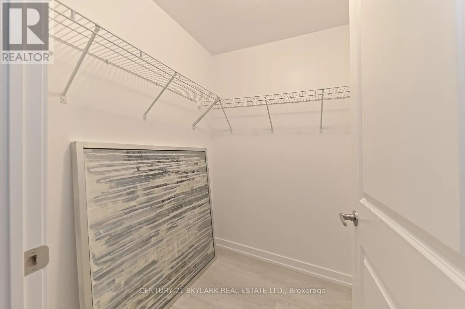401 - 460 DUNDAS STREET E