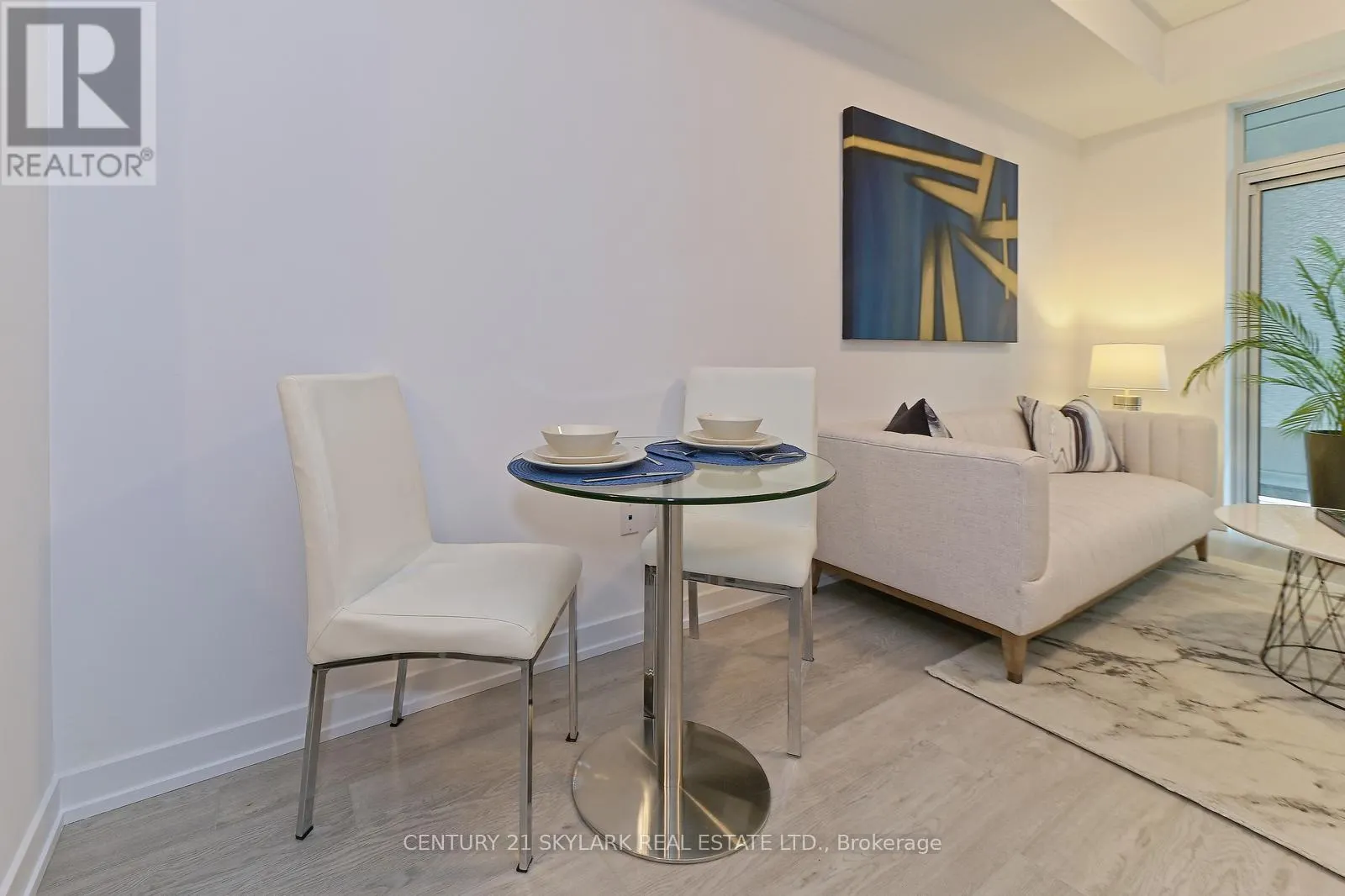 401 - 460 DUNDAS STREET E