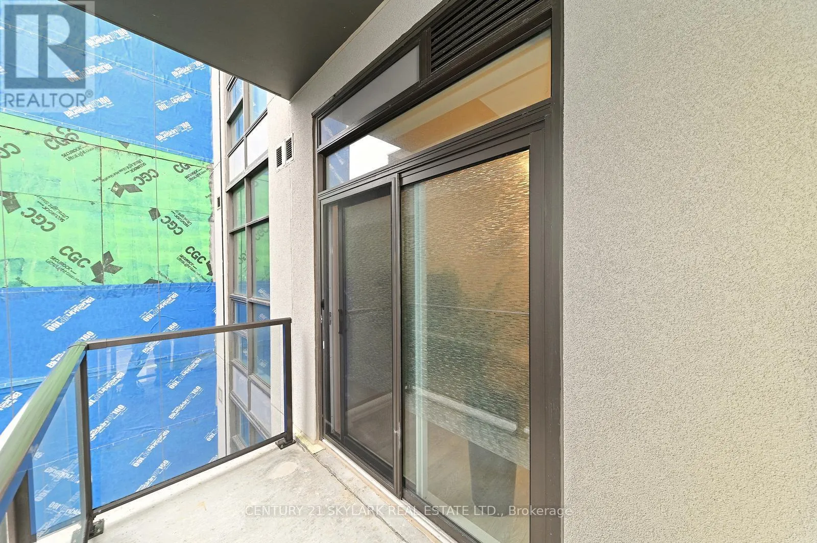 401 - 460 DUNDAS STREET E