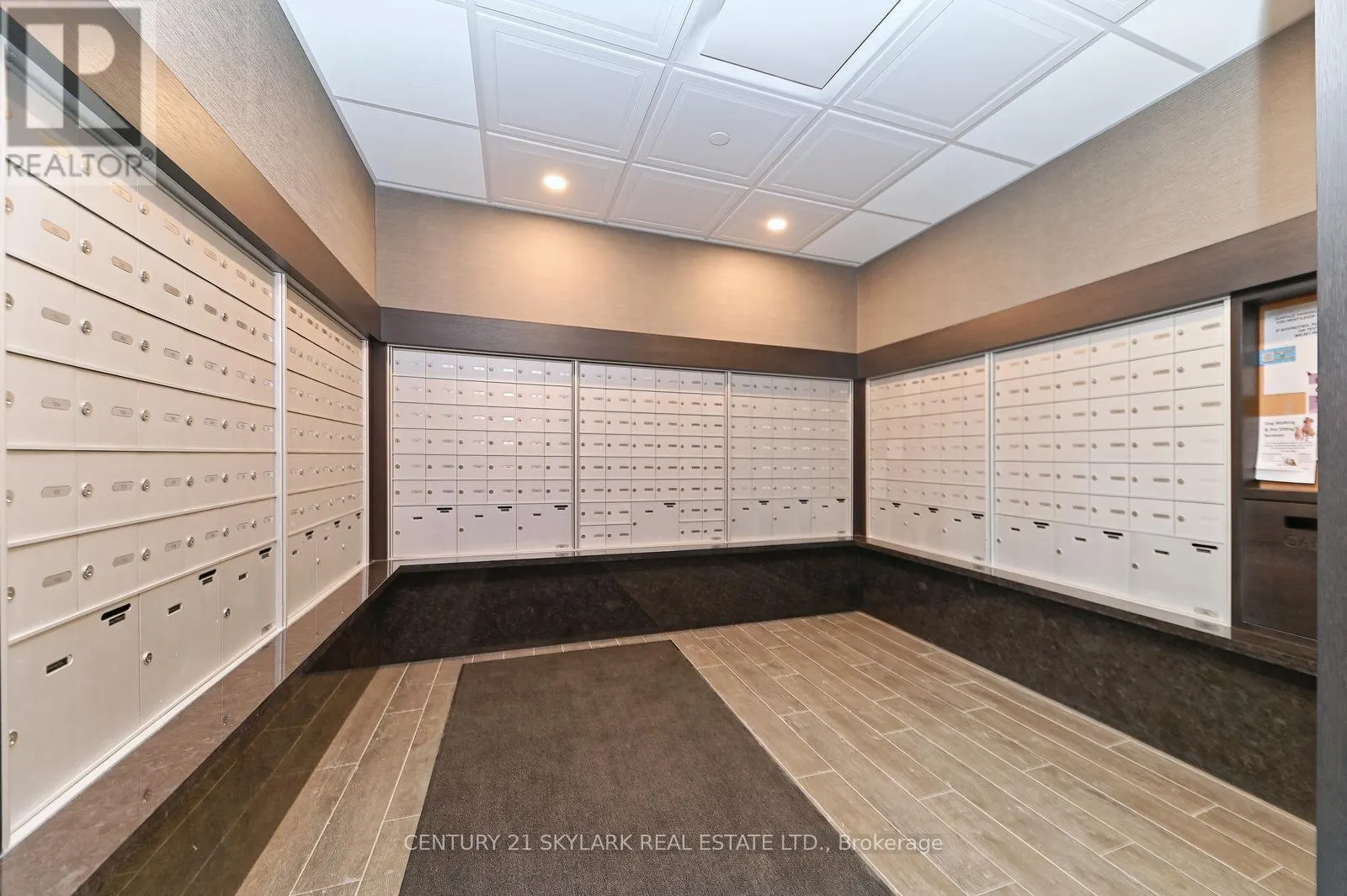401 - 460 DUNDAS STREET E