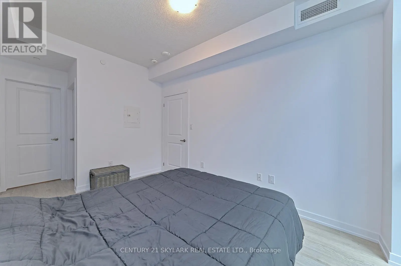 401 - 460 DUNDAS STREET E