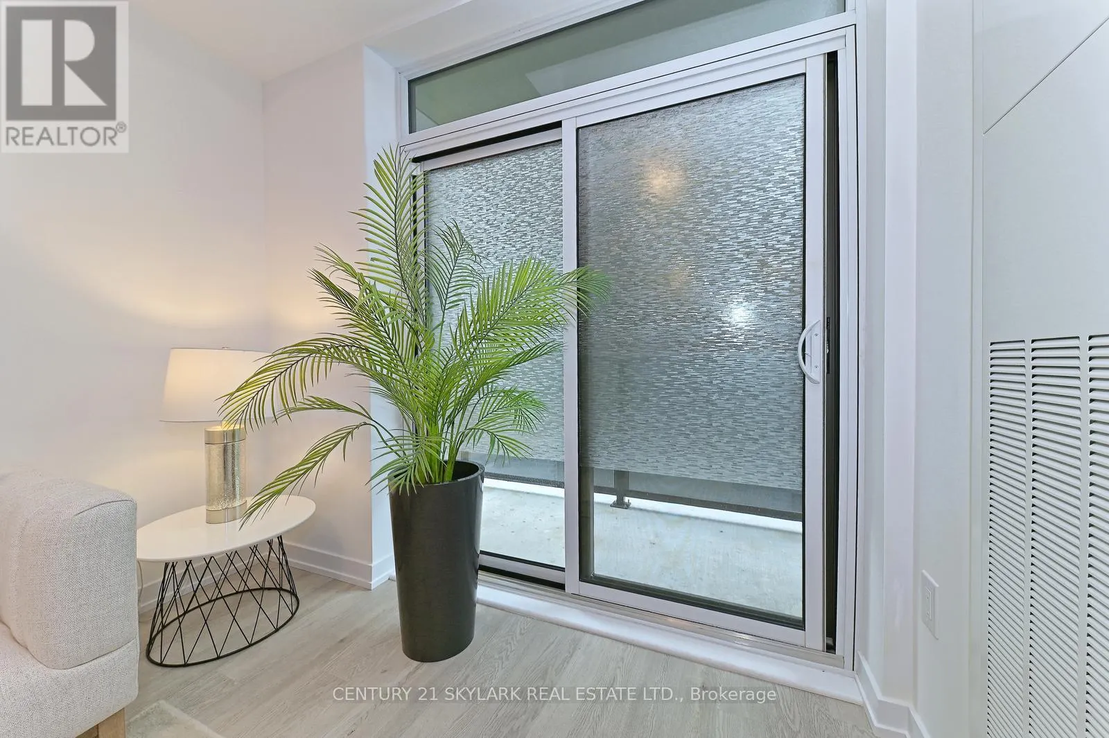 401 - 460 DUNDAS STREET E