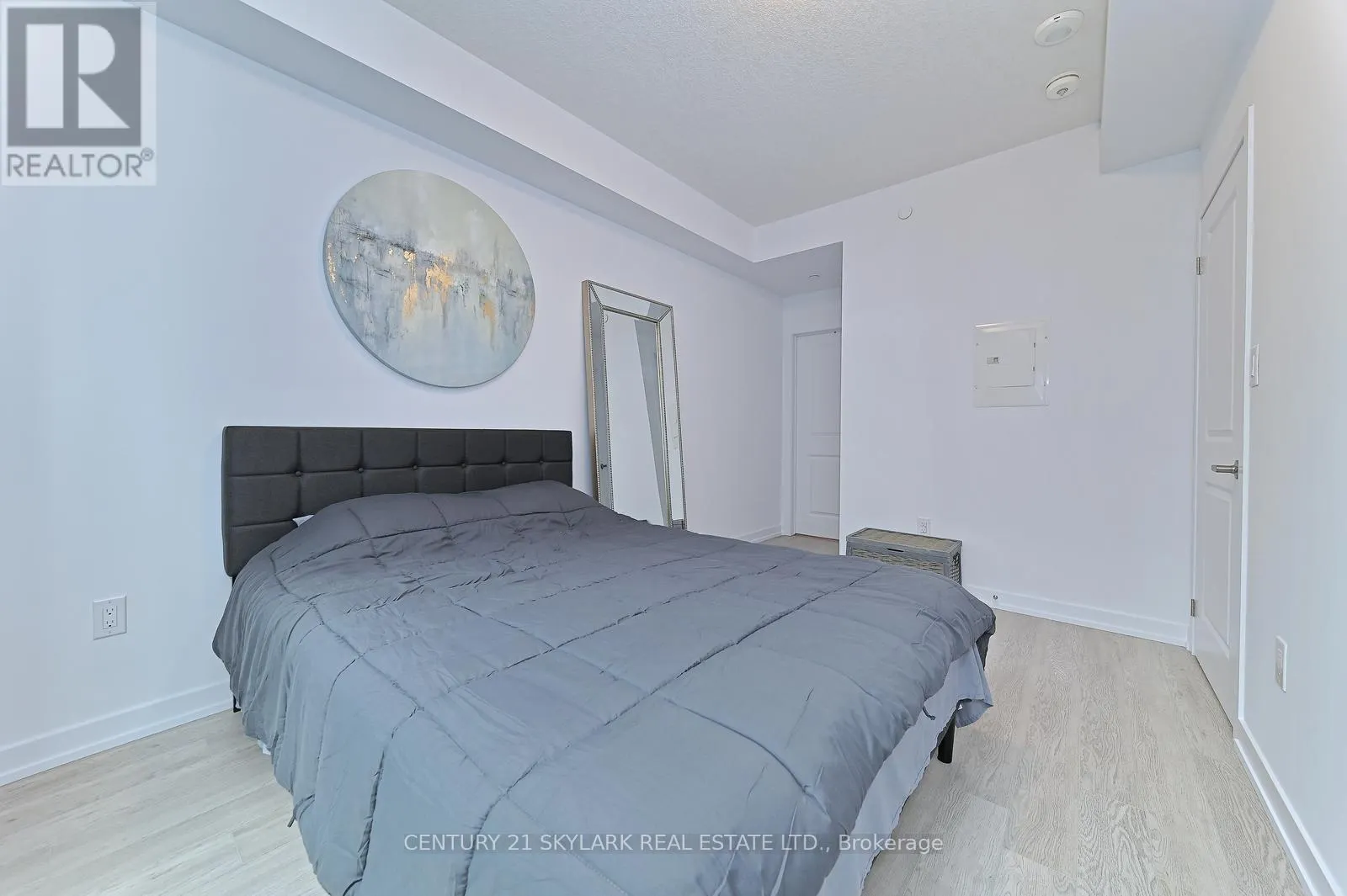 401 - 460 DUNDAS STREET E