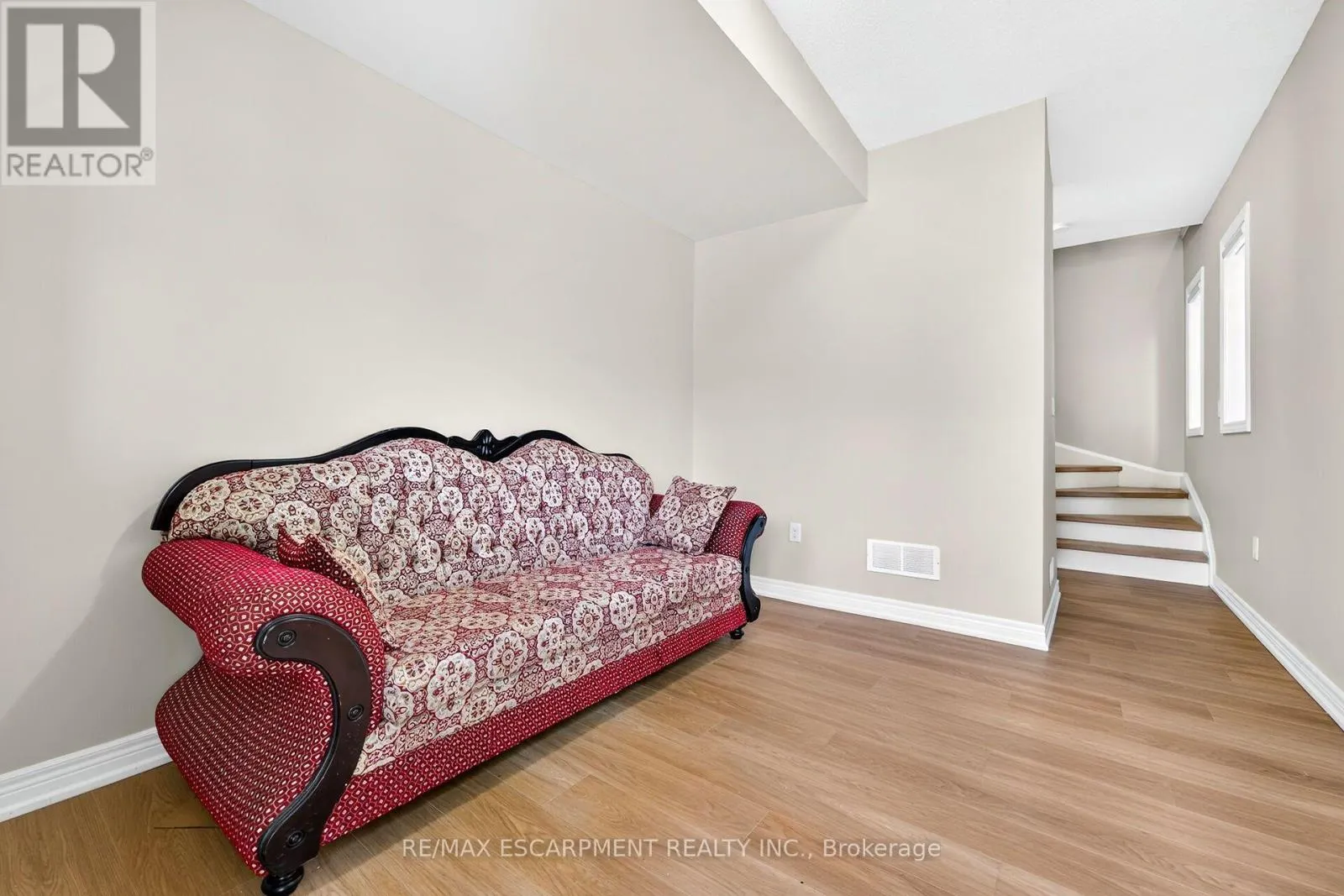 84 - 6 CHESTNUT DRIVE