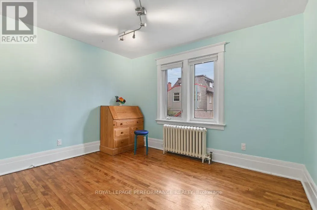 16 RENFREW AVENUE