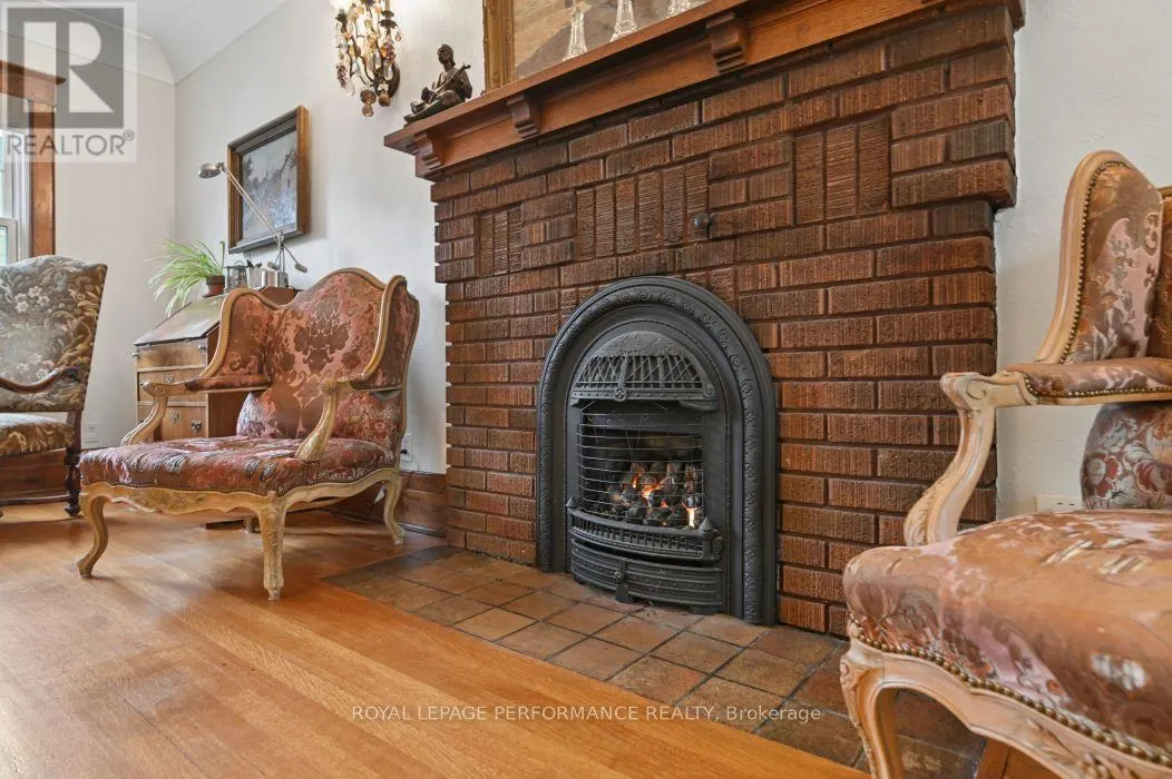 16 RENFREW AVENUE