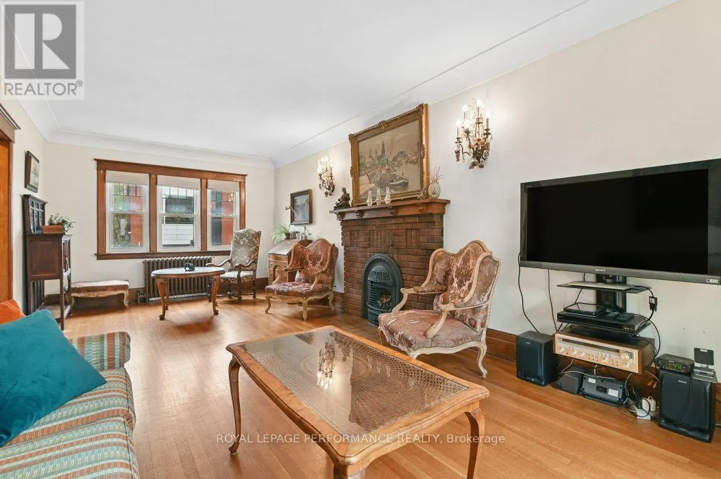 16 RENFREW AVENUE