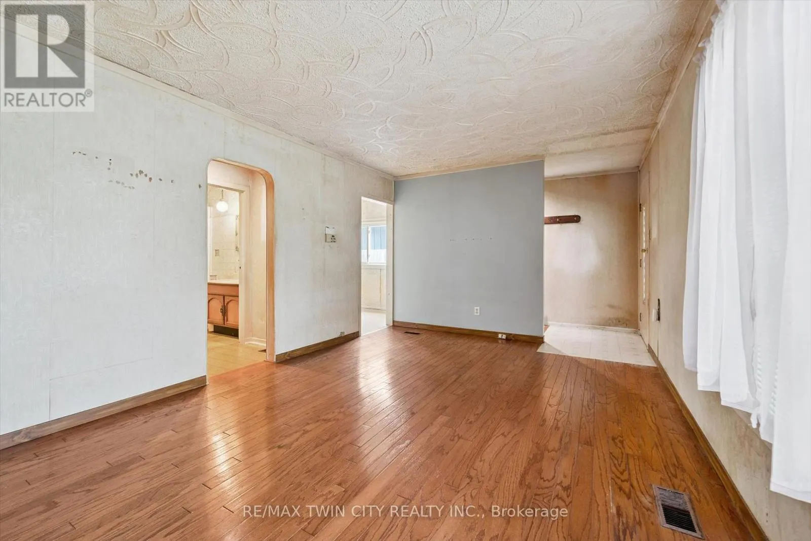 127 SPADINA ROAD E