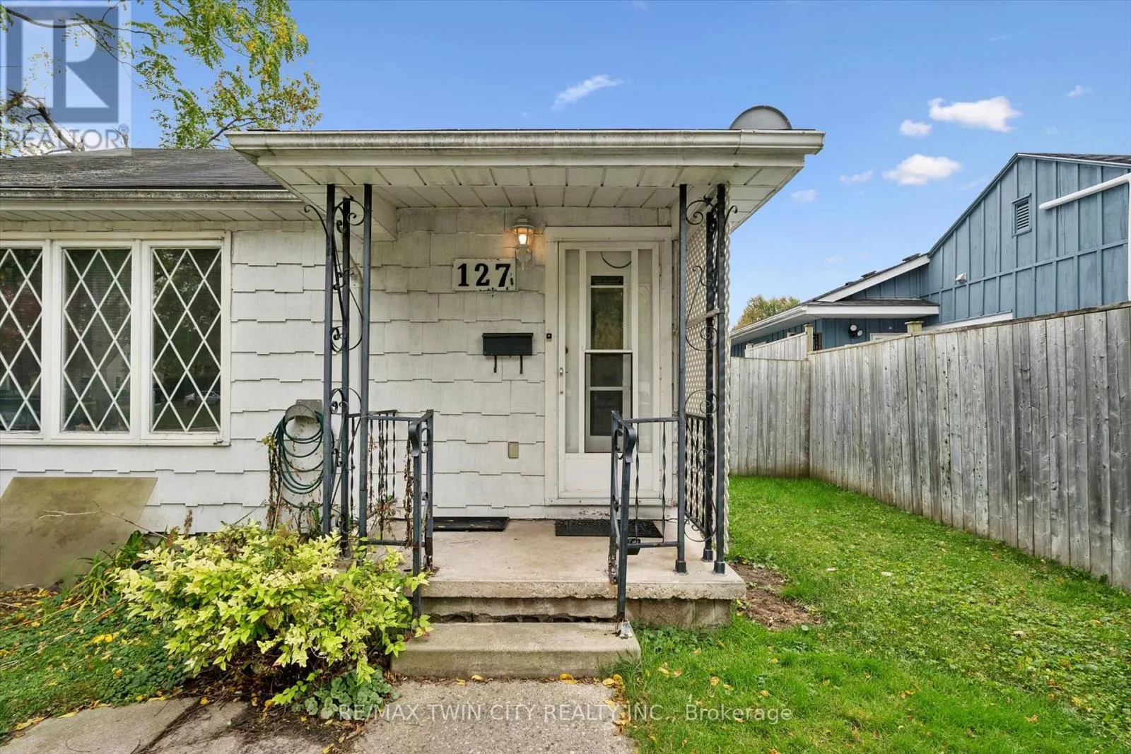 127 SPADINA ROAD E