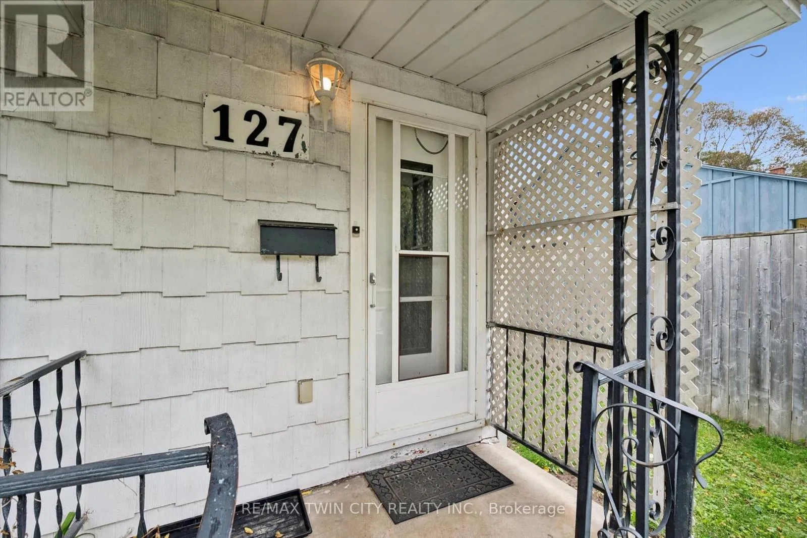 127 SPADINA ROAD E