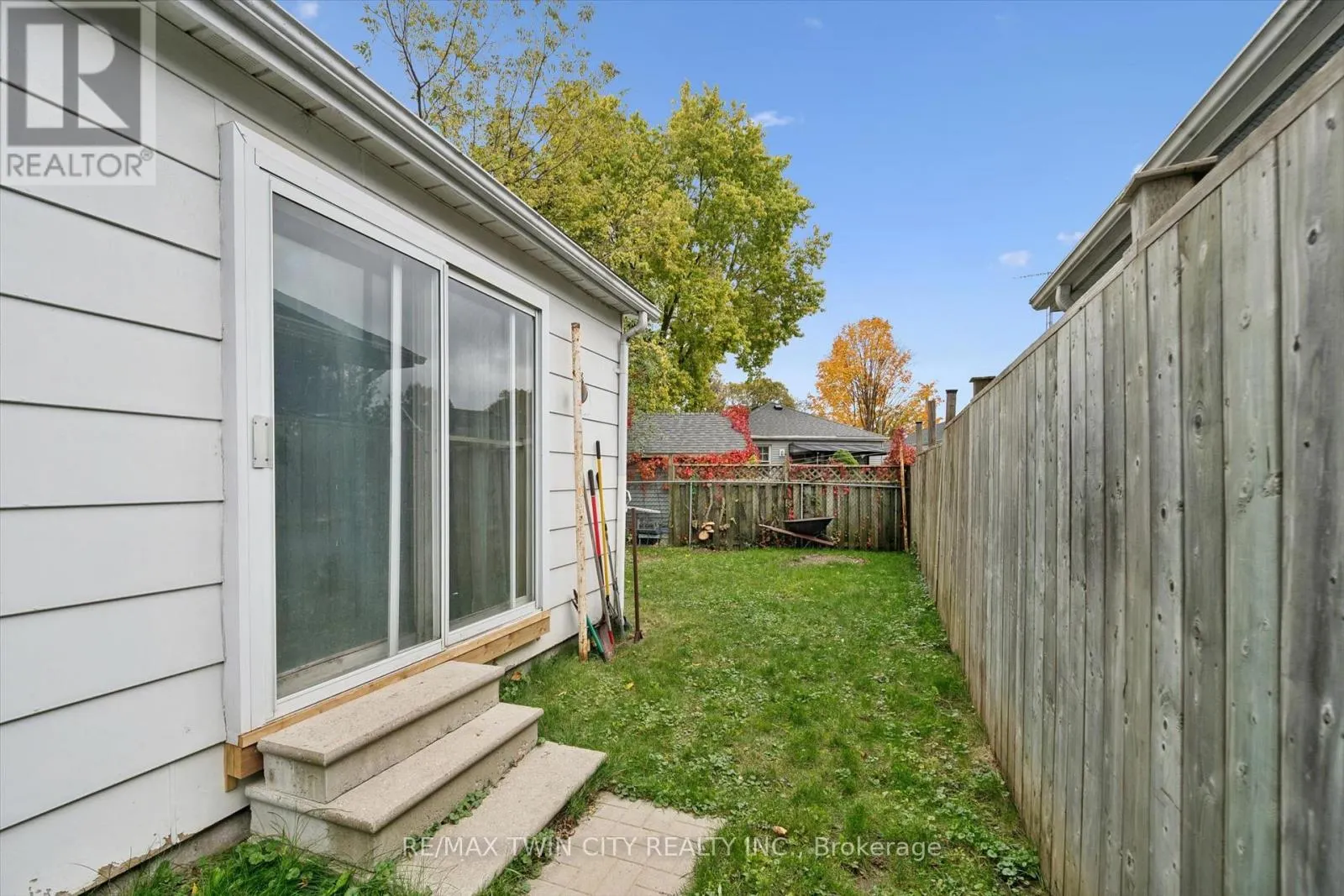 127 SPADINA ROAD E