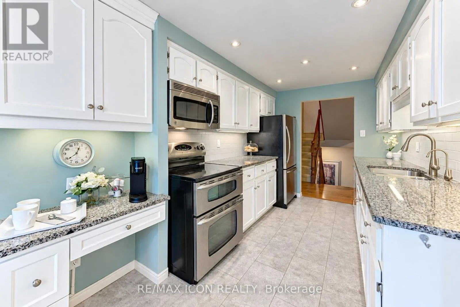 3 - 406 CRAIGLEITH DRIVE