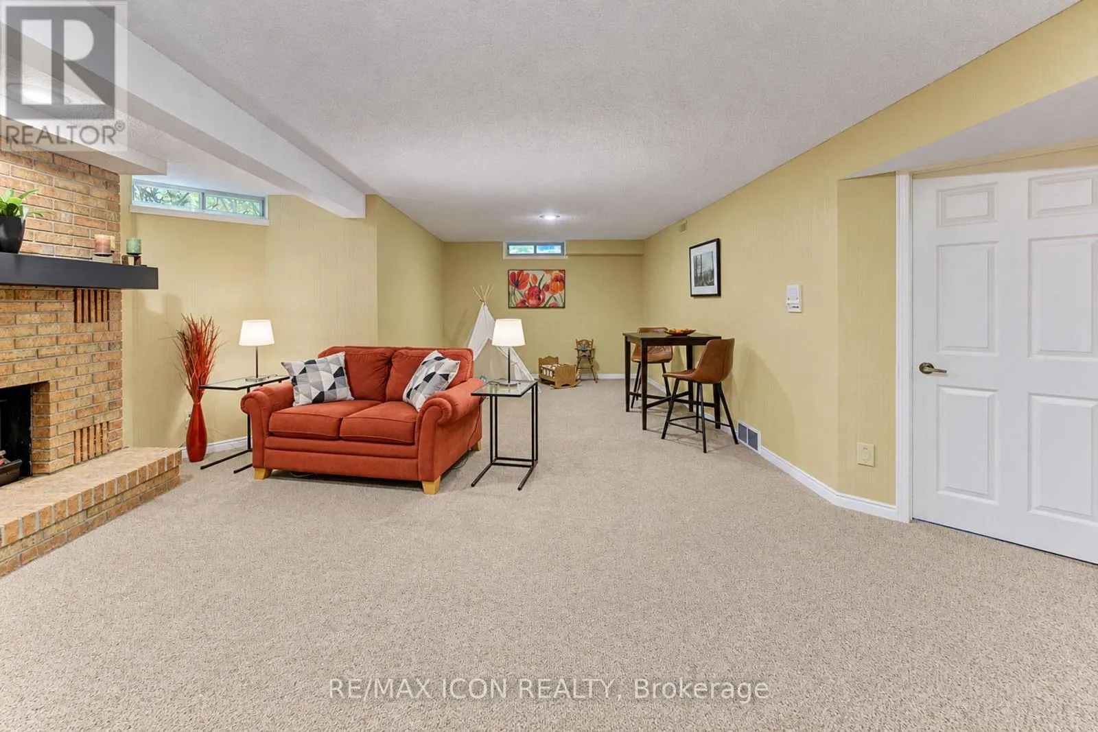 3 - 406 CRAIGLEITH DRIVE