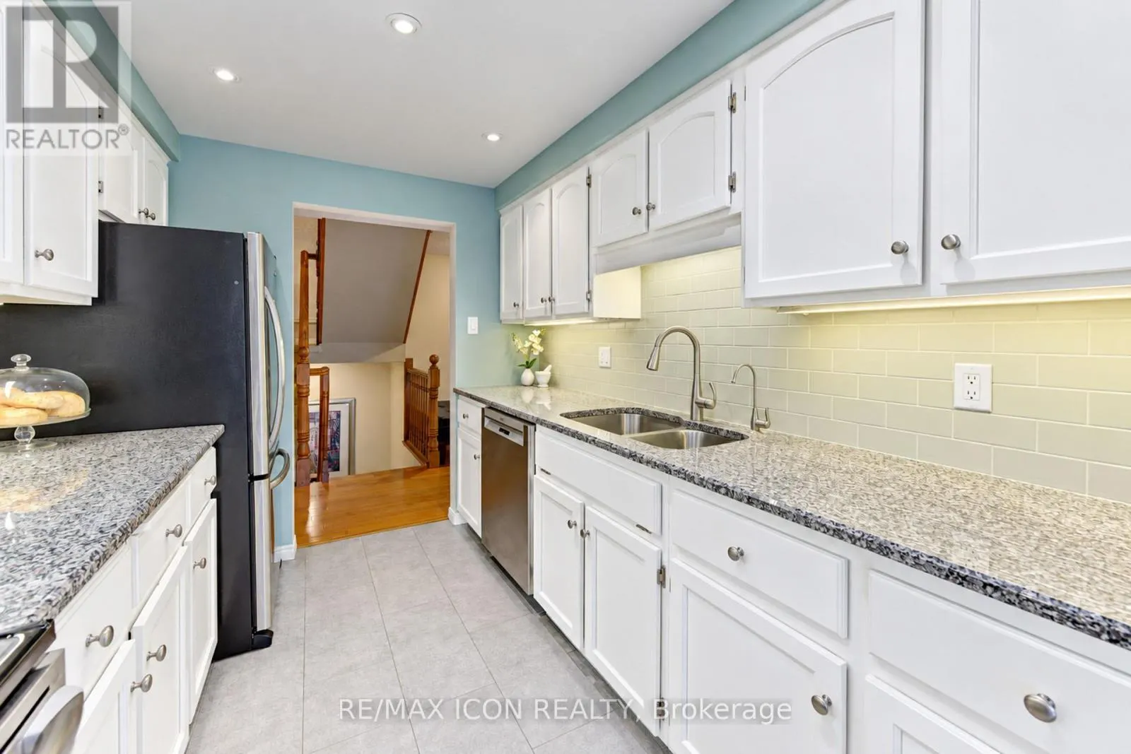 3 - 406 CRAIGLEITH DRIVE