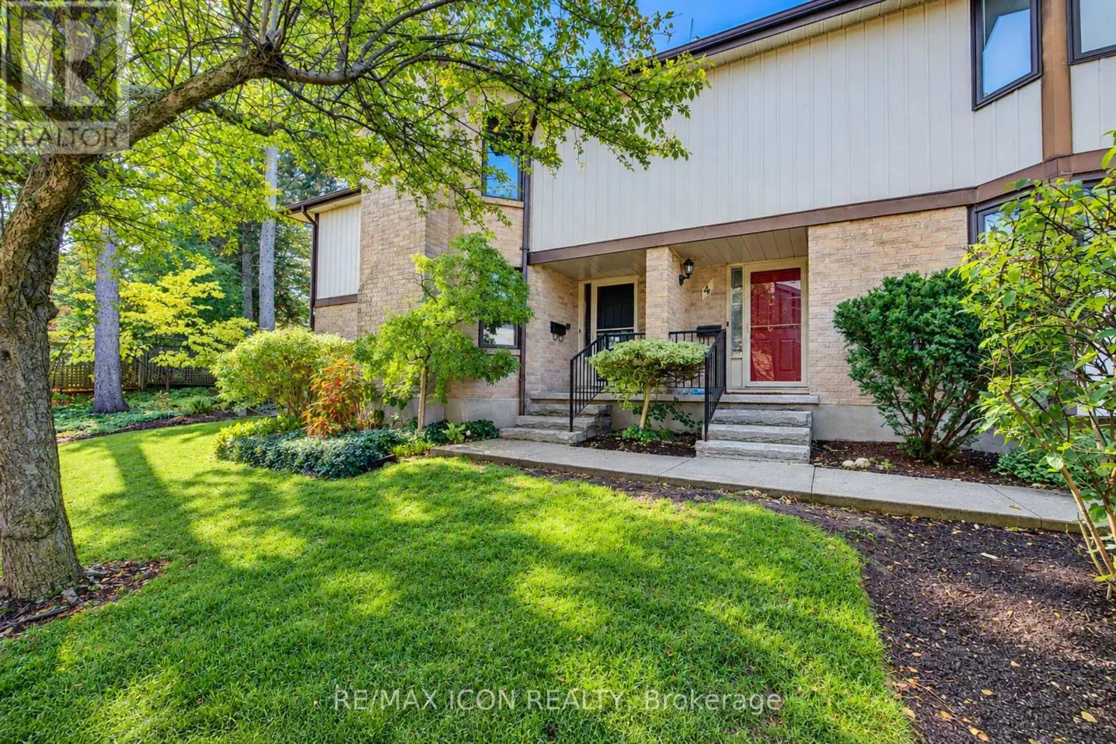 3 - 406 CRAIGLEITH DRIVE