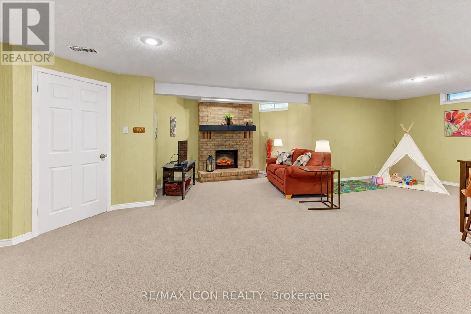 3 - 406 CRAIGLEITH DRIVE