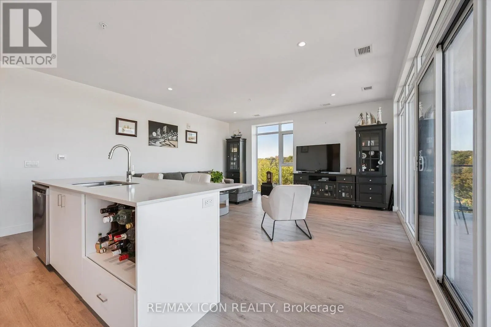 902 - 15 GLEBE STREET