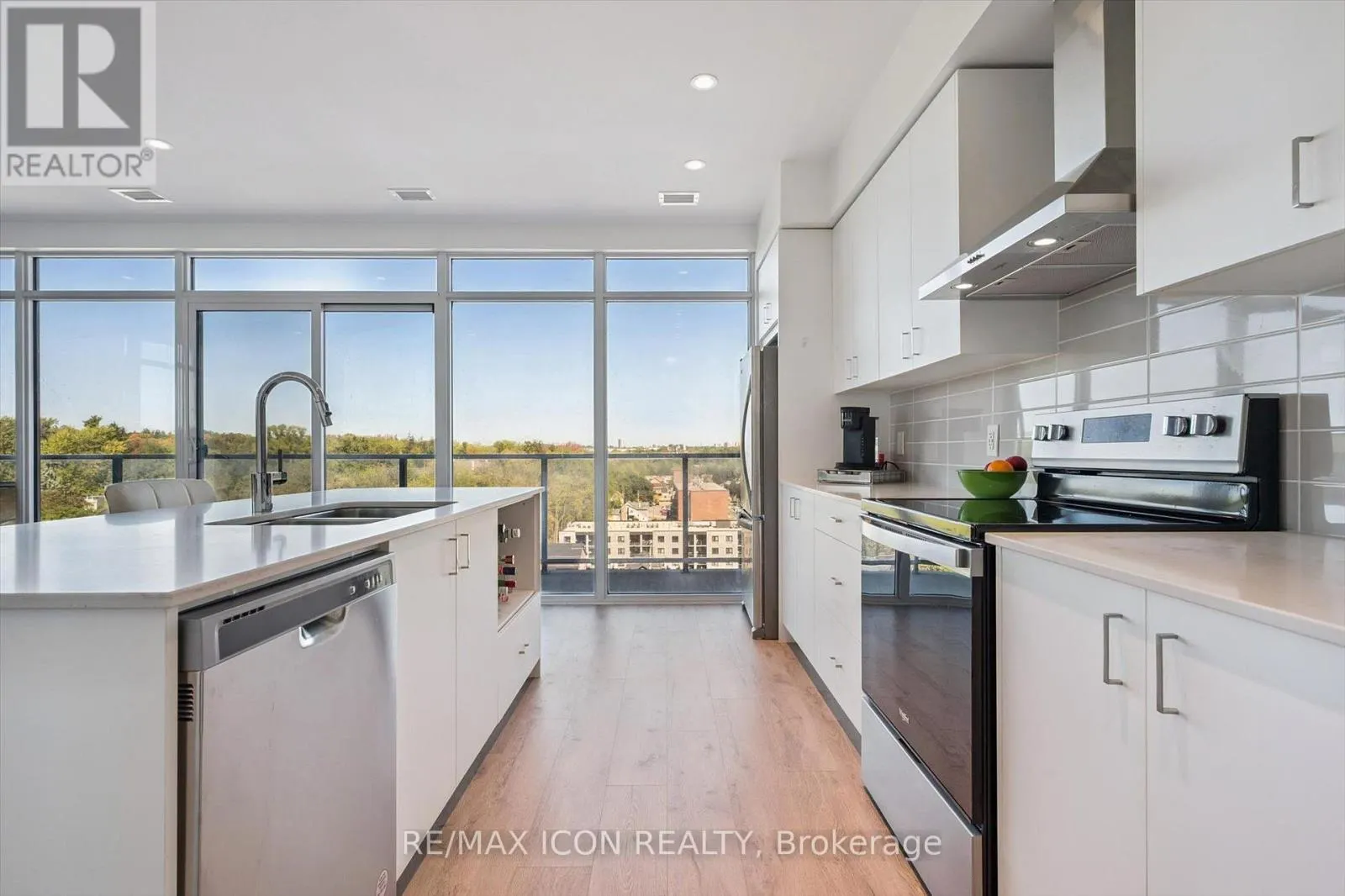 902 - 15 GLEBE STREET