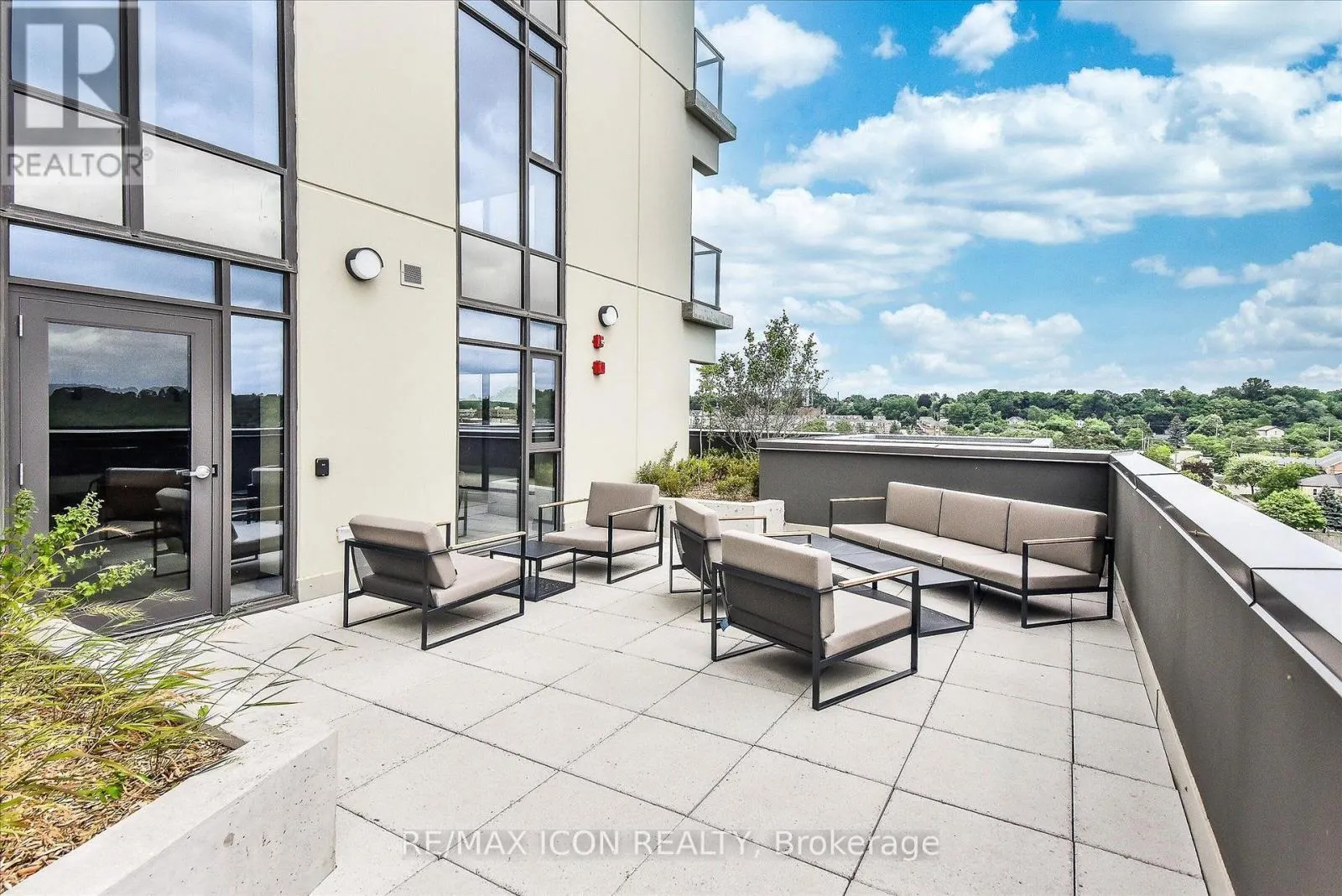 902 - 15 GLEBE STREET