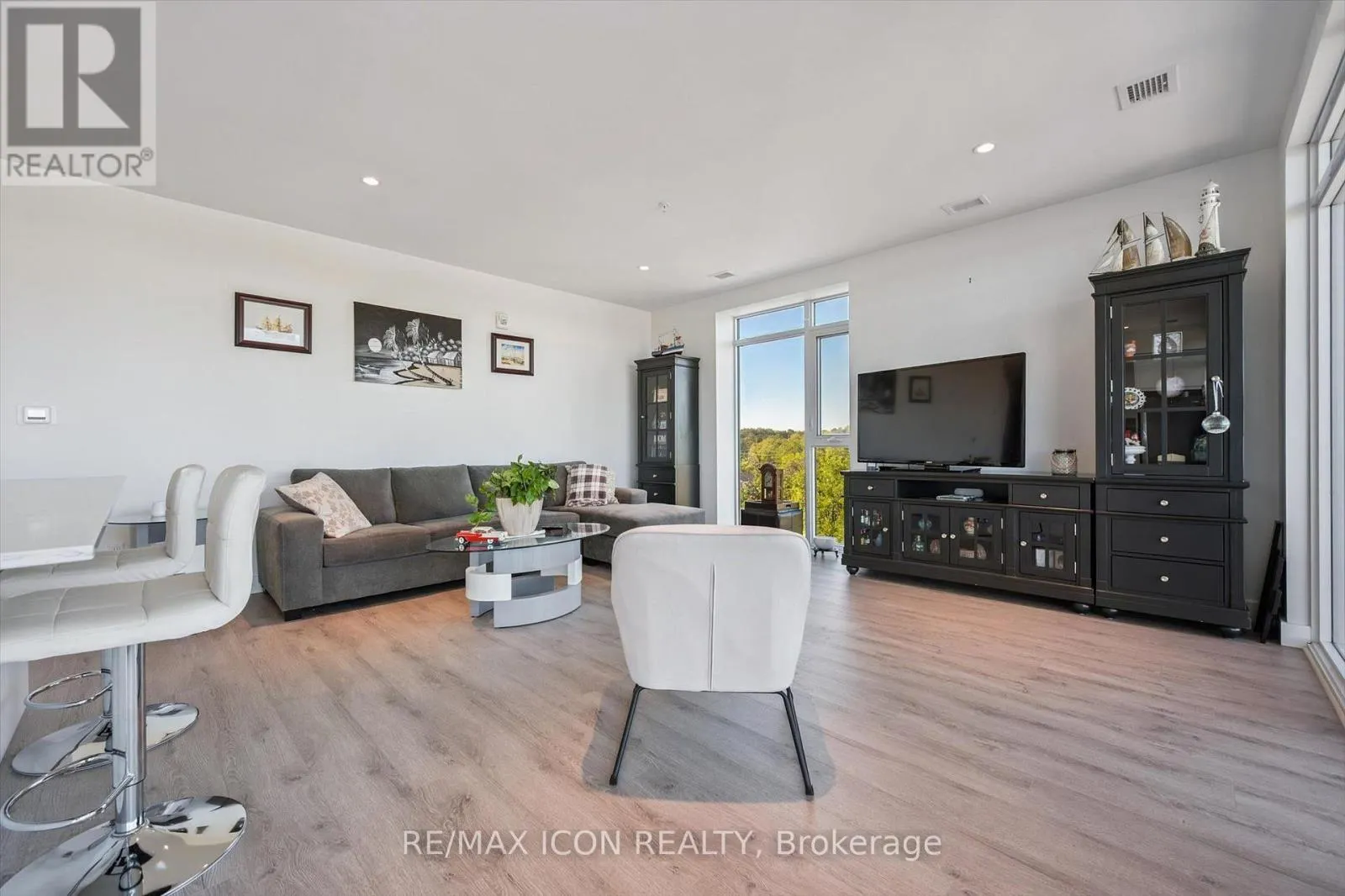 902 - 15 GLEBE STREET