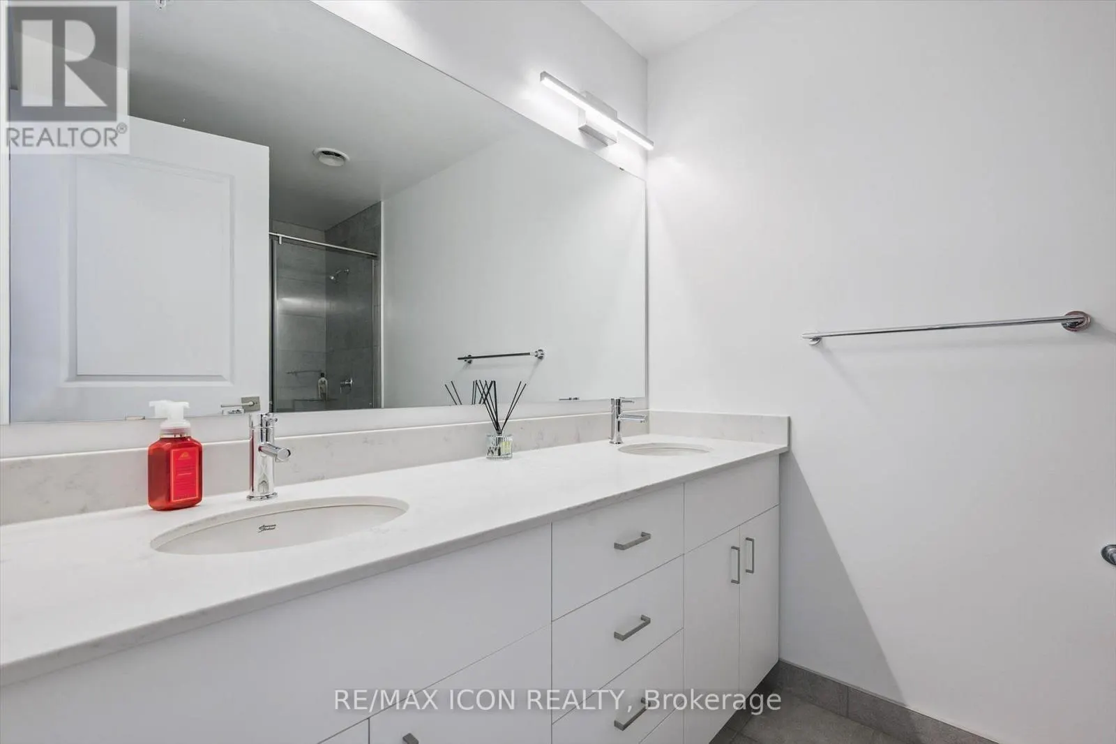 902 - 15 GLEBE STREET