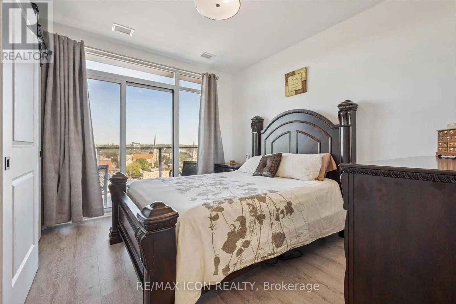 902 - 15 GLEBE STREET