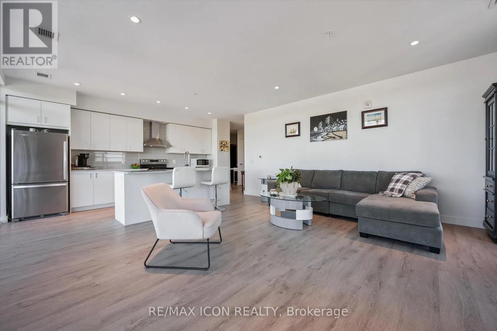 902 - 15 GLEBE STREET