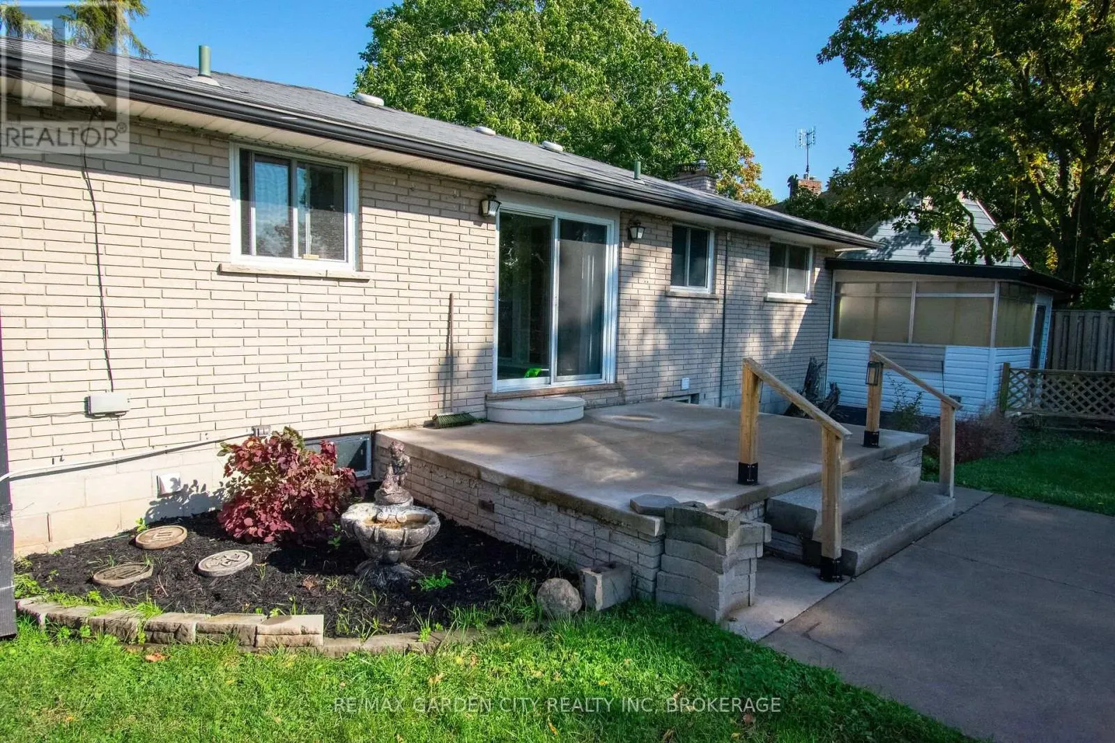 15 KAREN CRESCENT