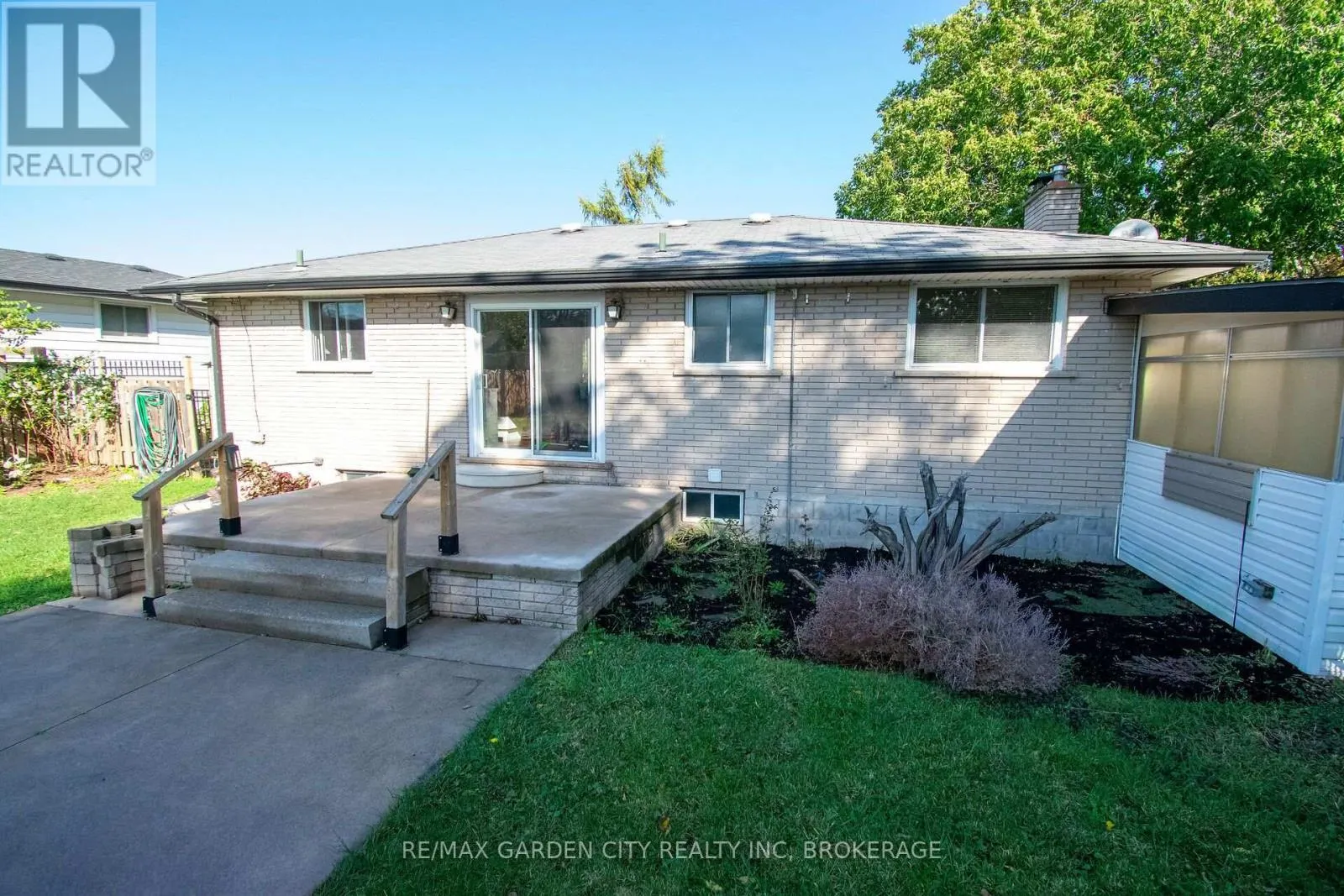 15 KAREN CRESCENT