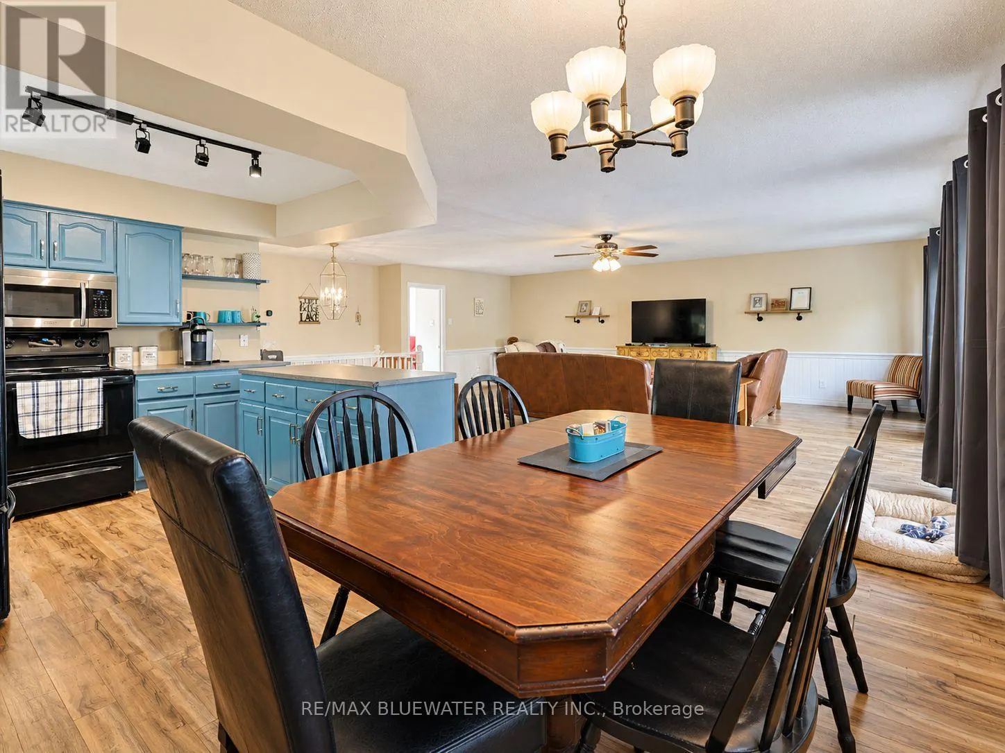 8437 DEFORE DRIVE