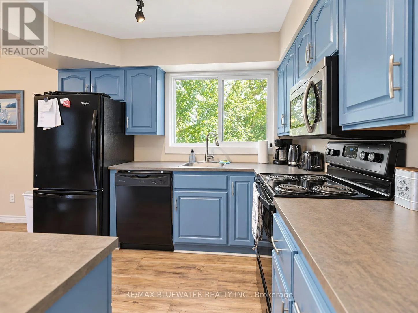 8437 DEFORE DRIVE