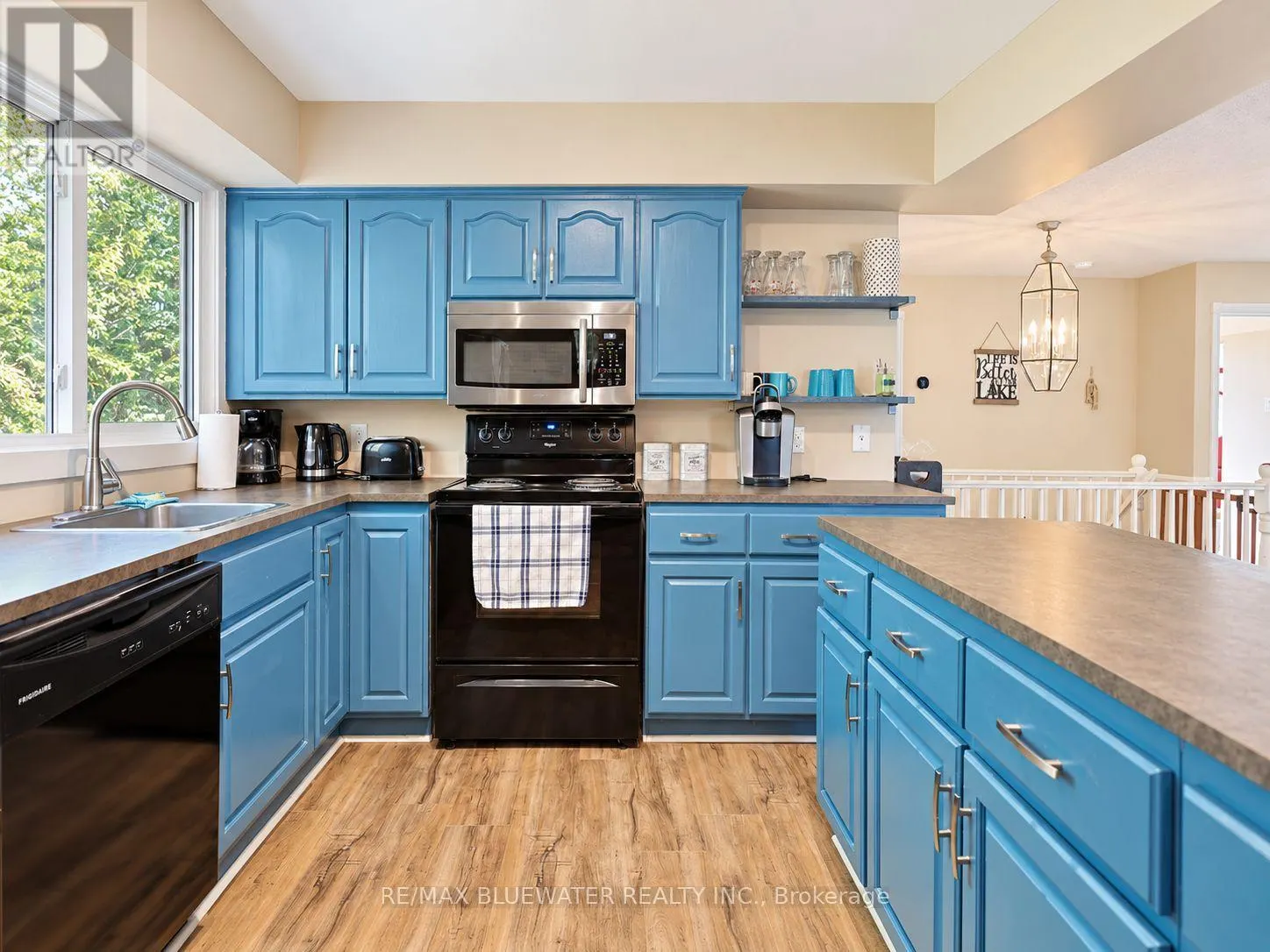 8437 DEFORE DRIVE
