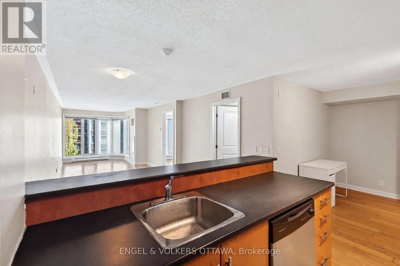 604 - 138 SOMERSET STREET W