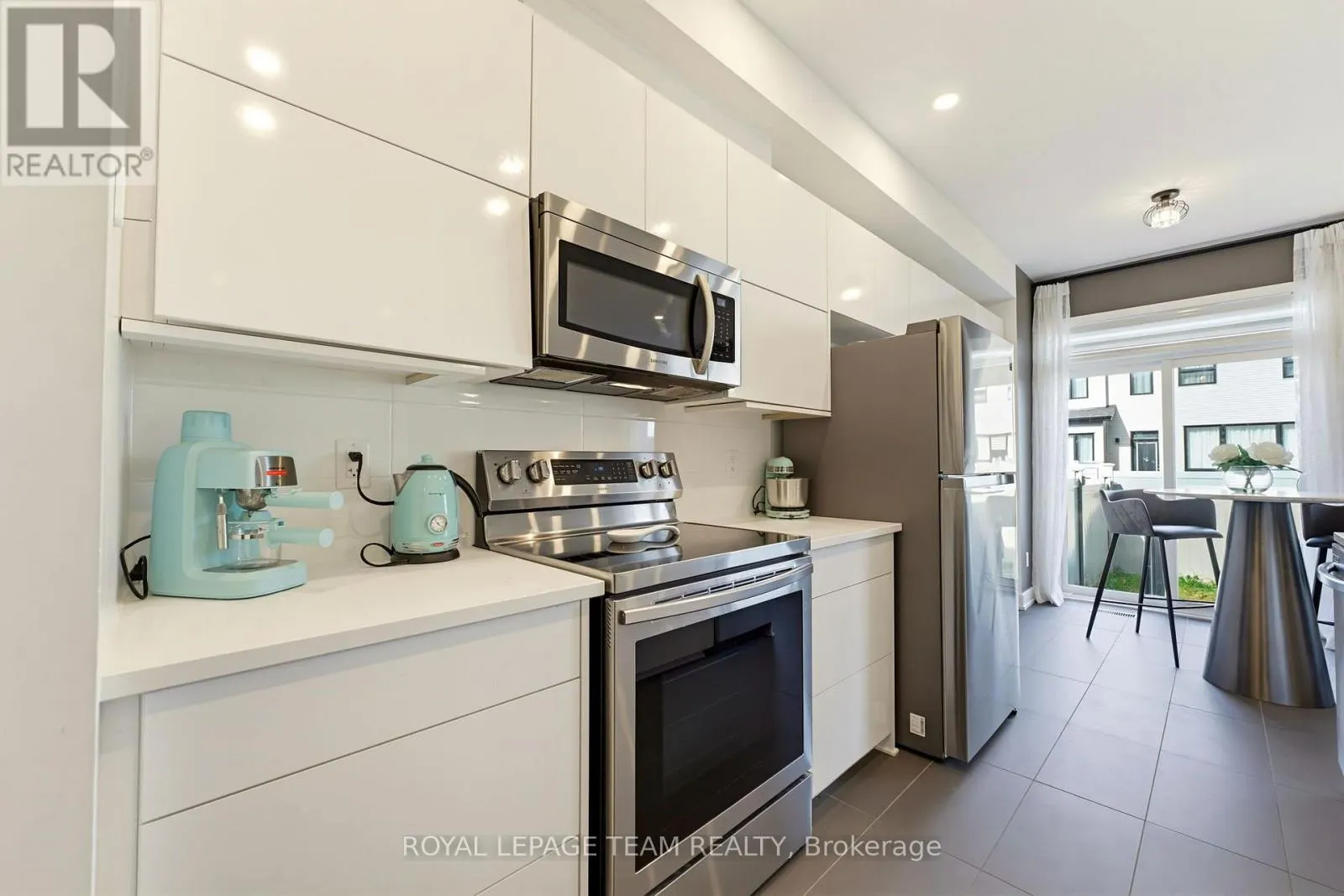 854 SOLARIUM AVENUE